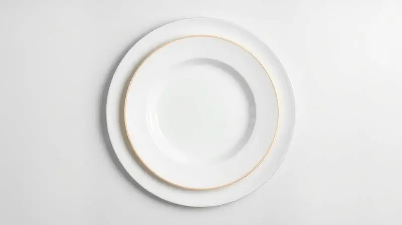 Foto organizada mostrando os tipos de prato que compõem um conjunto: raso, fundo e de sobremesa, sobre um fundo neutro.