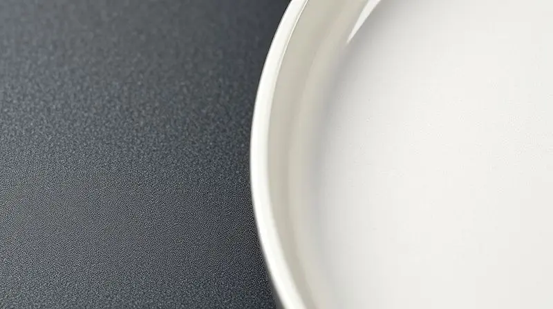 Comparativo em close-up das texturas de revestimento antiaderente de teflon e cerâmica em duas frigideiras novas.